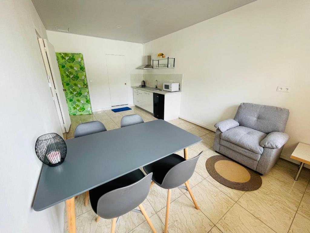 Kuchyň nebo kuchyňský kout v ubytování Appartement F2 Ape
