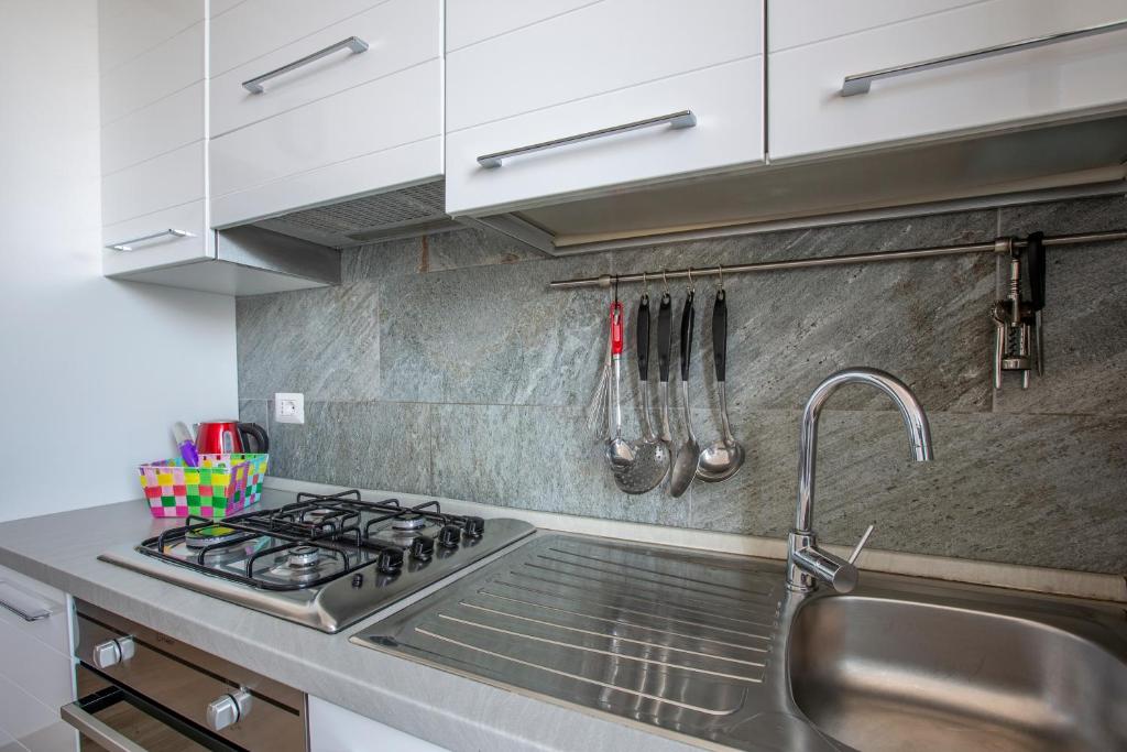 Kuchyň nebo kuchyňský kout v ubytování Apartment Laghée