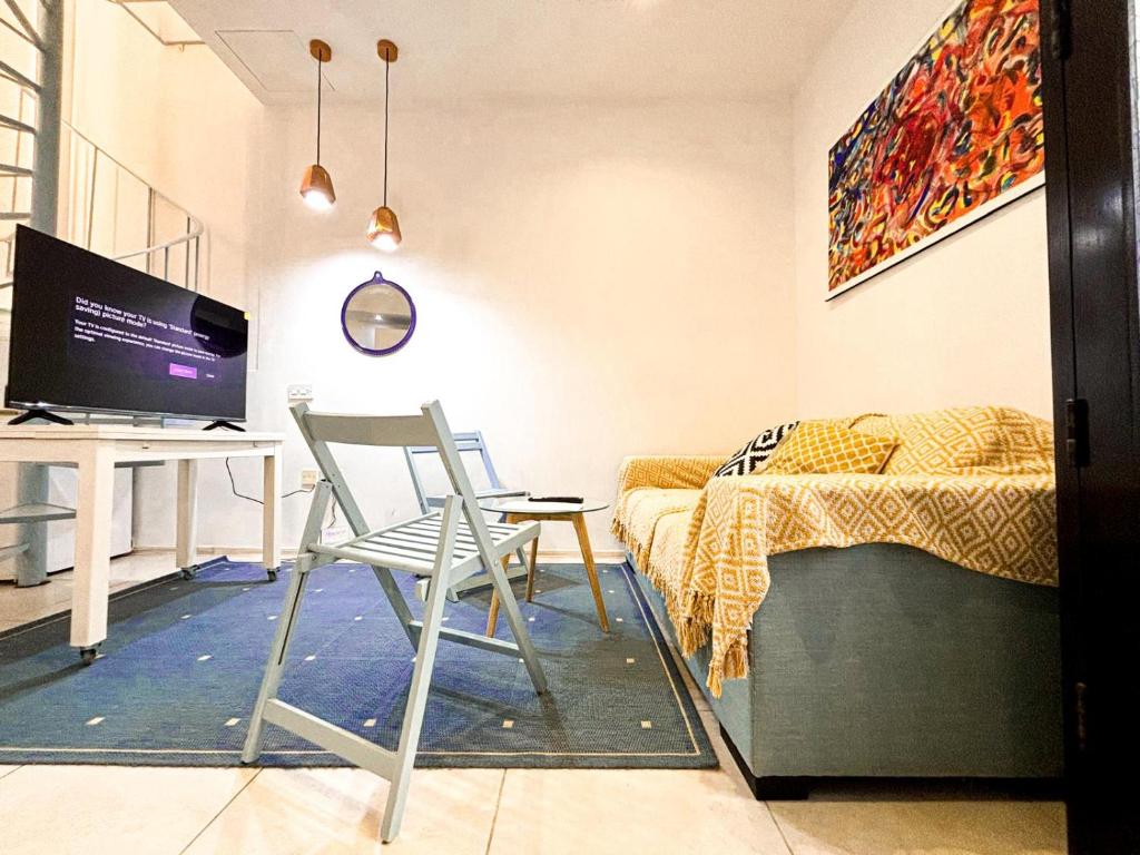 Traditional Maltese Townhouse في سليمة: غرفة بها مكتب وسرير وكمبيوتر