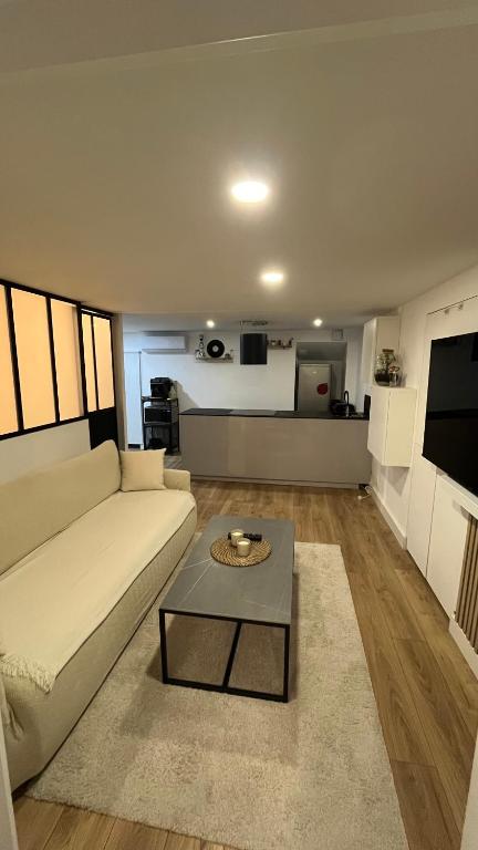 un salon avec un canapé blanc et une table dans l'établissement Appartement au port de Nice, proche des plages, à Nice