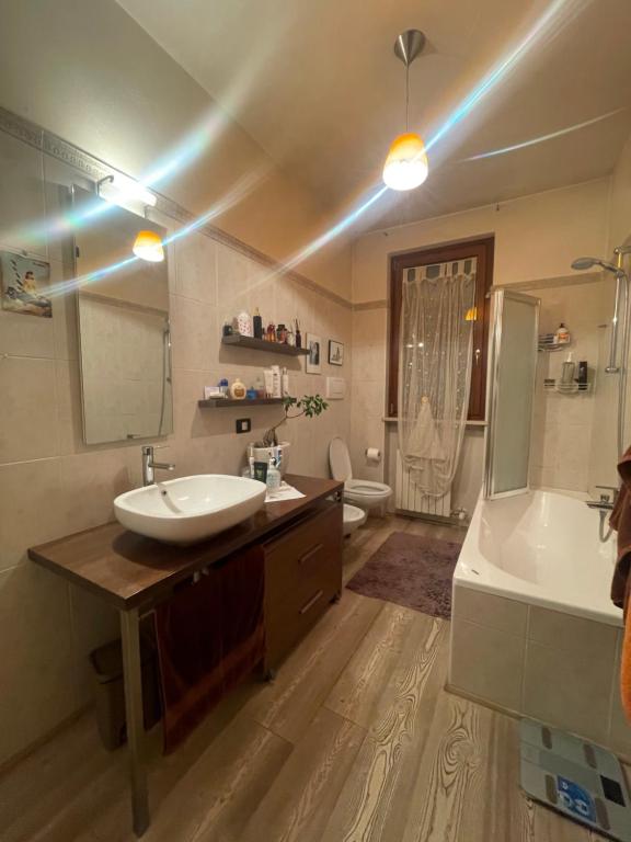Koupelna v ubytování A Casa di Lidia 15 min dal Lago di Garda e Verona Centro Vicinissima Terme Acquardens