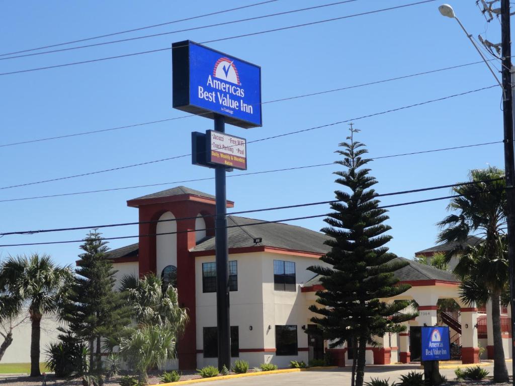 una señal de hotel frente a un edificio en Americas Best Value Inn - Brownsville en Brownsville