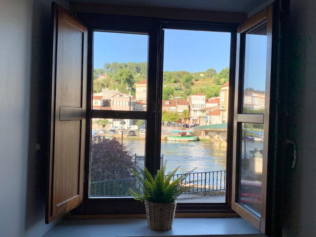 a window with a view of a river at Apartamento con vistas al río in Betanzos