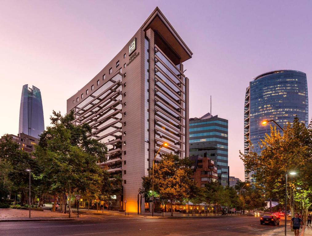 um edifício alto numa cidade com edifícios altos em Plaza El Bosque Ebro em Santiago