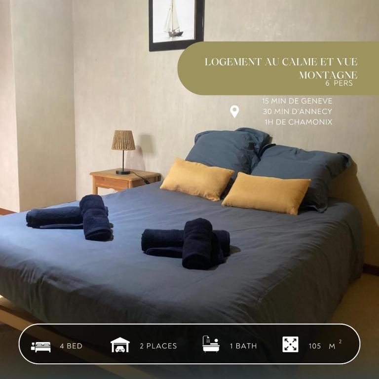 - un lit à baldaquin avec des draps et des oreillers bleus dans l'établissement Ville 6p House Garden Calme Vue Montagne, à Viry