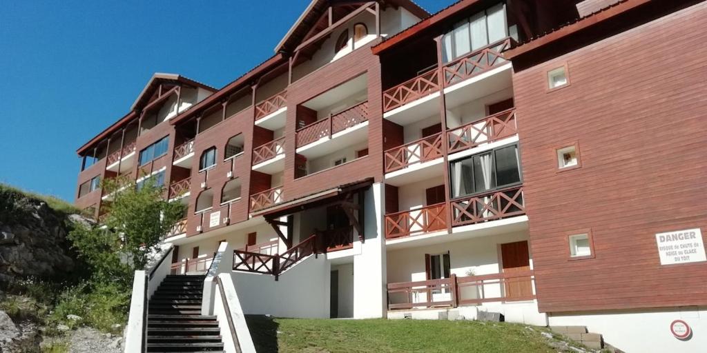 un immeuble avec des escaliers en face de celui-ci dans l'établissement Duplex Foux d'Allos 6p, aux pieds du télésiège, à Allos
