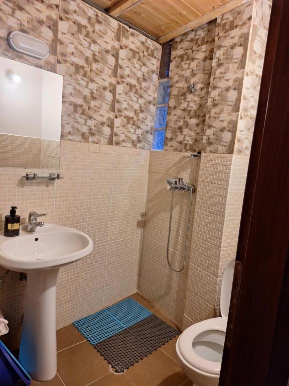 Koupelna v ubytování At Pikotiko's - Korca City Rooms for Rent