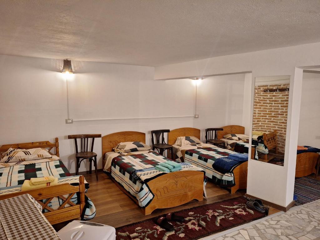 Postel nebo postele na pokoji v ubytování At Pikotiko's - Korca City Rooms for Rent