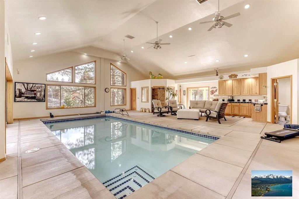 dom z basenem i salonem w obiekcie 6000 sqft Pine House with indoor swimming pool w mieście Reno