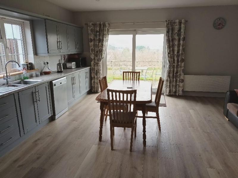 Kuchyň nebo kuchyňský kout v ubytování Bungalow in Baltinglass
