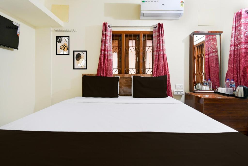 Postel nebo postele na pokoji v ubytování Super Hotel O Khandagiri Near DN Regalia Mall