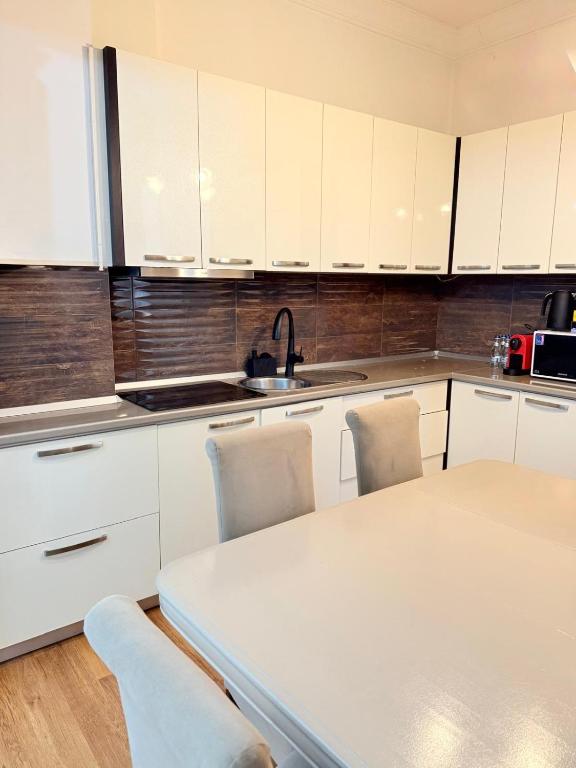 Kuchyň nebo kuchyňský kout v ubytování AVA House