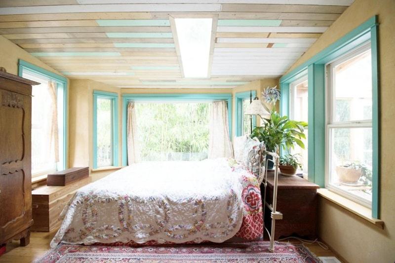 Postel nebo postele na pokoji v ubytování Bohemian Bamboo Hideaway