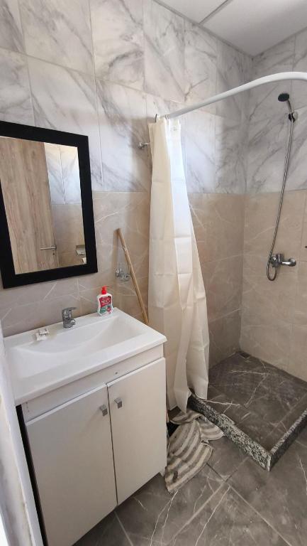 Depto en planta baja con Aire acondicionado a 500m de la ruta - Camas individuales