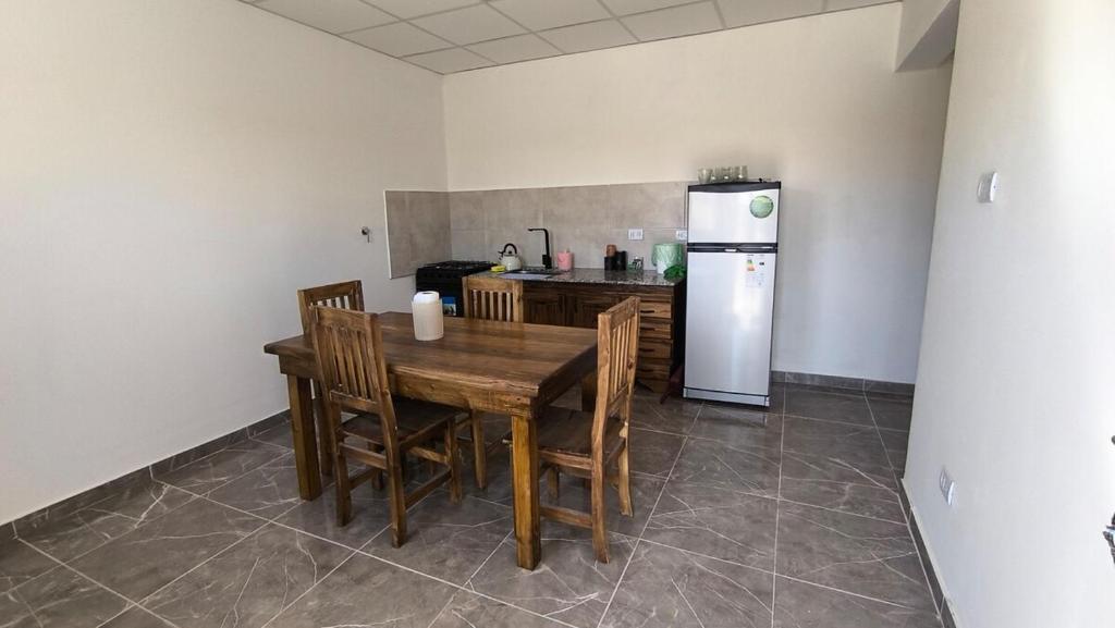 Depto en planta baja con Aire acondicionado a 500m de la ruta - Camas individuales