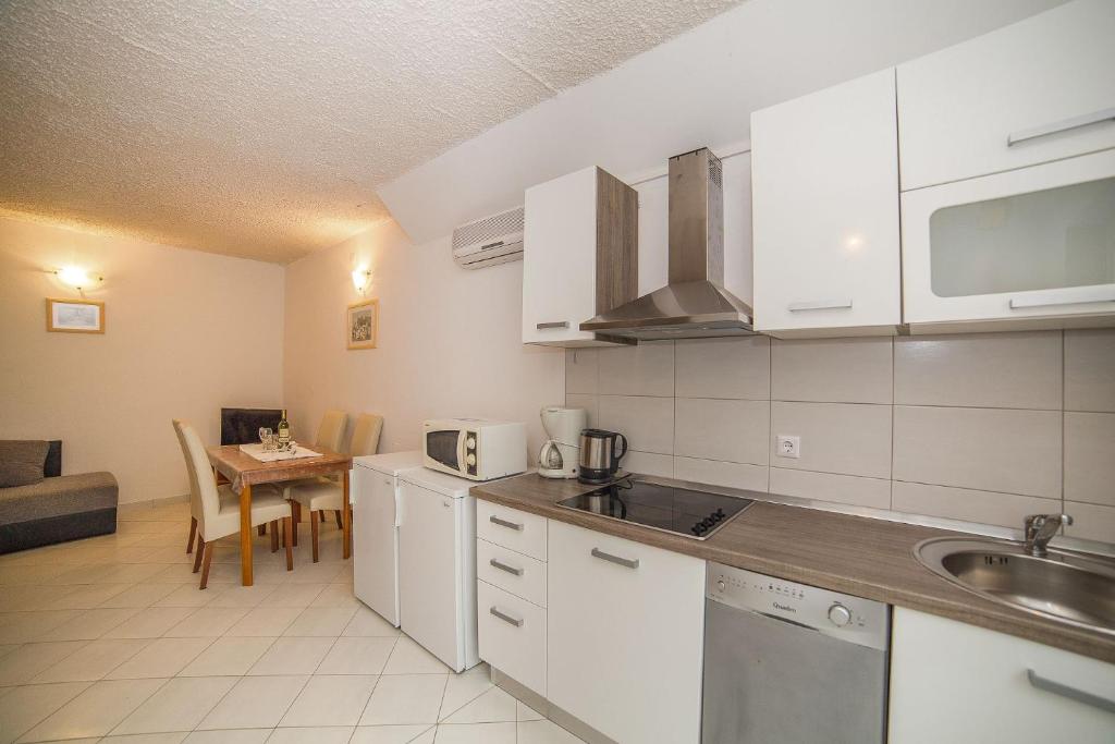 Kuchyňa alebo kuchynka v ubytovaní Apartments Miroslava