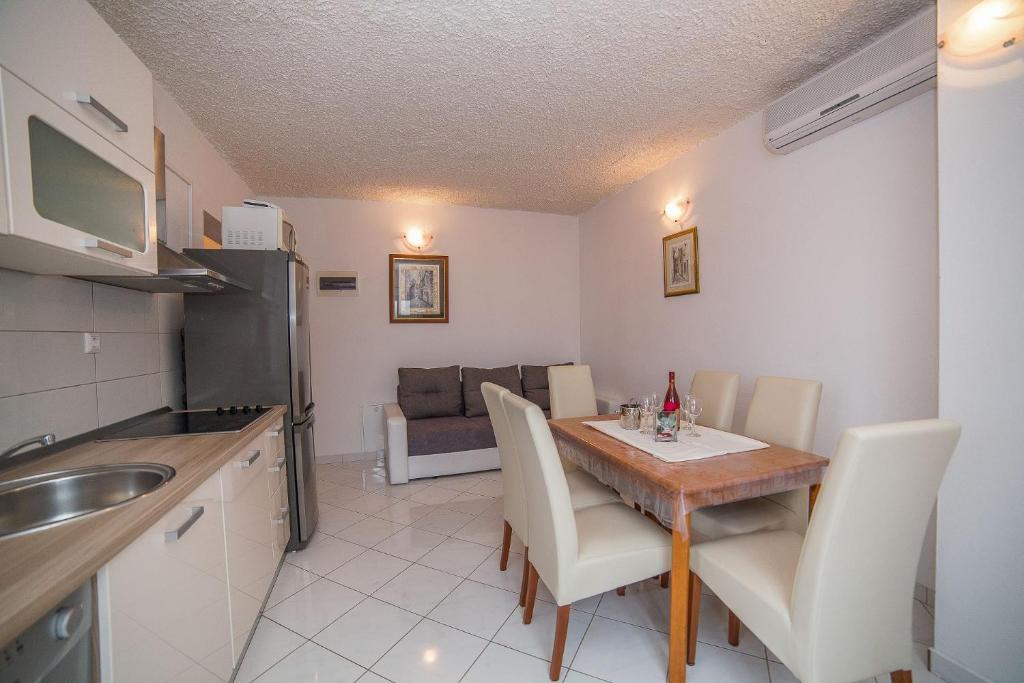 Kuchyňa alebo kuchynka v ubytovaní Apartments Miroslava