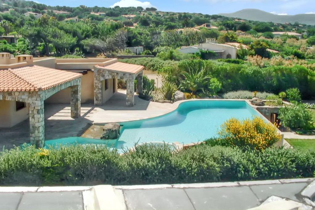 Swimmingpoolen hos eller tæt på Villa panoramique avec vue mer et montagne à Corbara