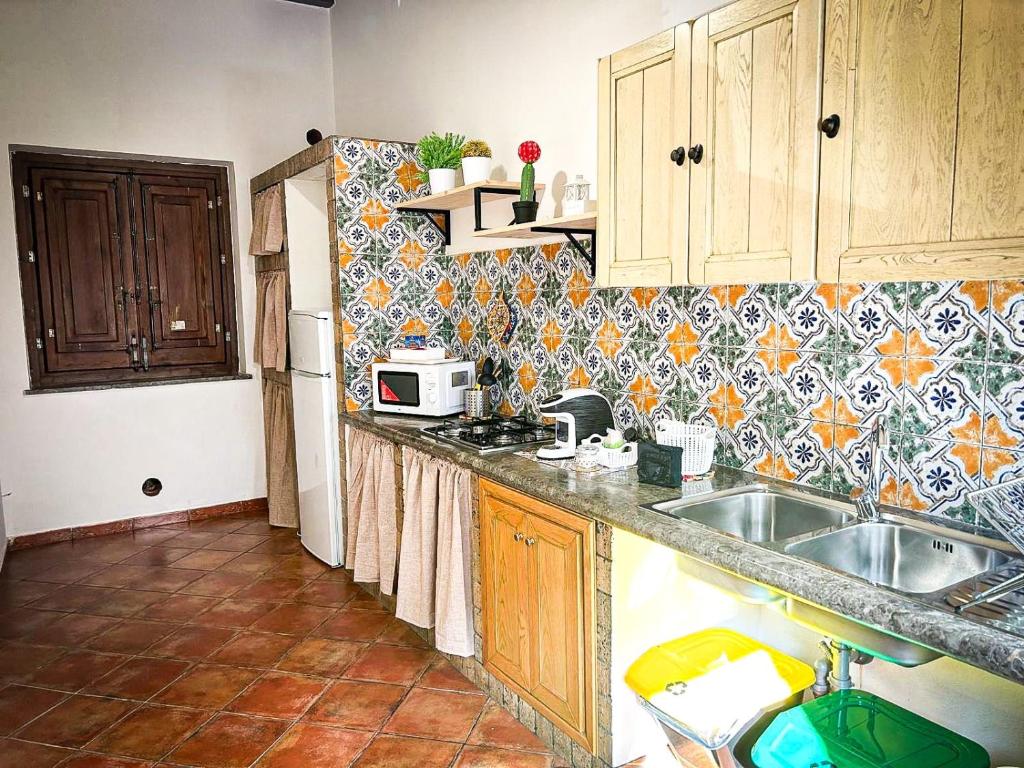 Kuchyňa alebo kuchynka v ubytovaní Sikelia Apartment