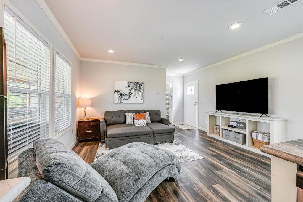 布罗肯鲍Lovely Broken Bow Cottage with Hot Tub and Fire Pit!的配有沙发和平板电视的客厅