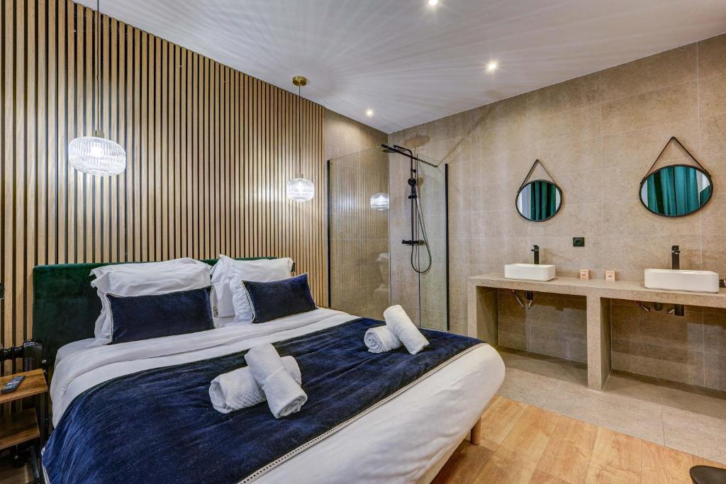 une chambre avec un grand lit et une salle de bain dans l'établissement Modern and renovated apartment next to Sacré-Coeur, à Paris