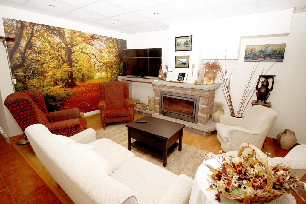 TV a/nebo společenská místnost v ubytování EVA & TRAVEL - Hotel LA BOTIGA