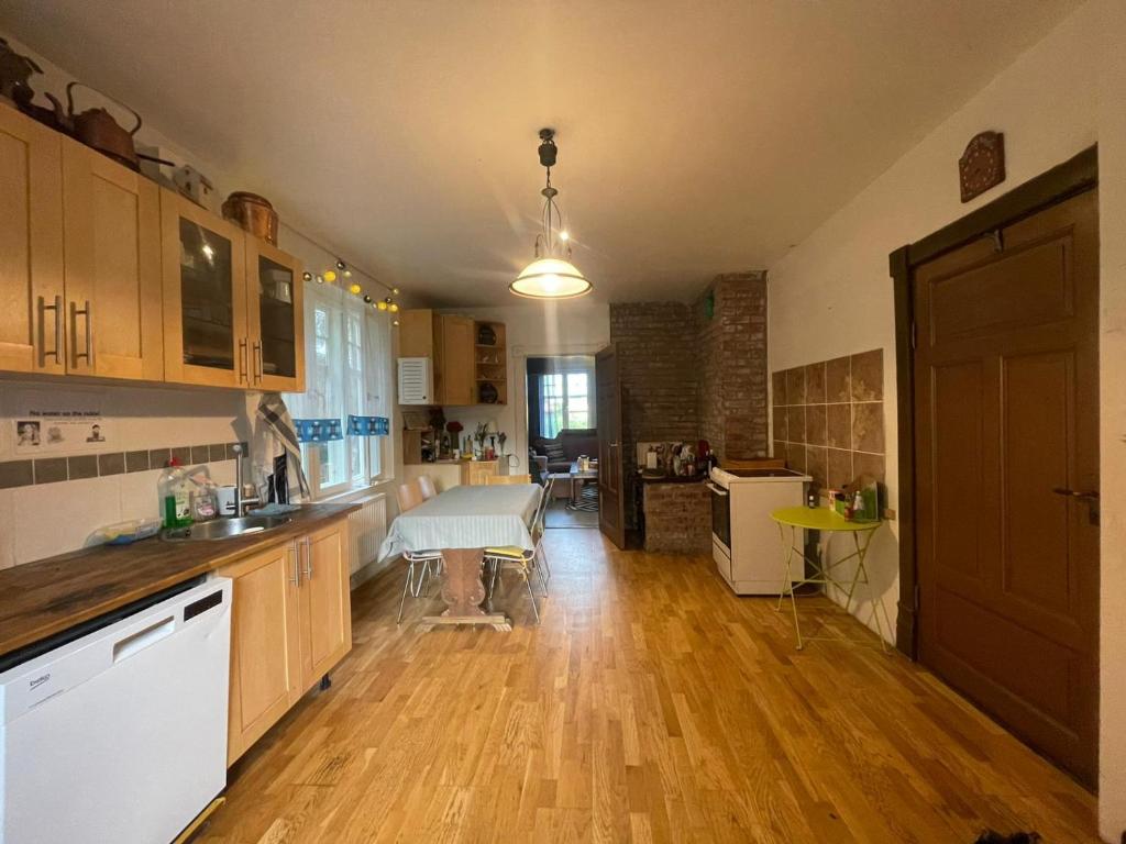 Kuchyň nebo kuchyňský kout v ubytování Outintic House