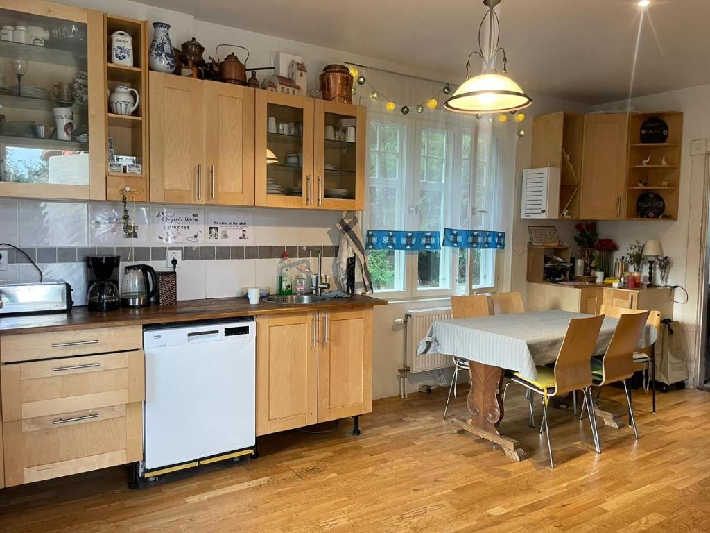 Kuchyň nebo kuchyňský kout v ubytování Outintic House