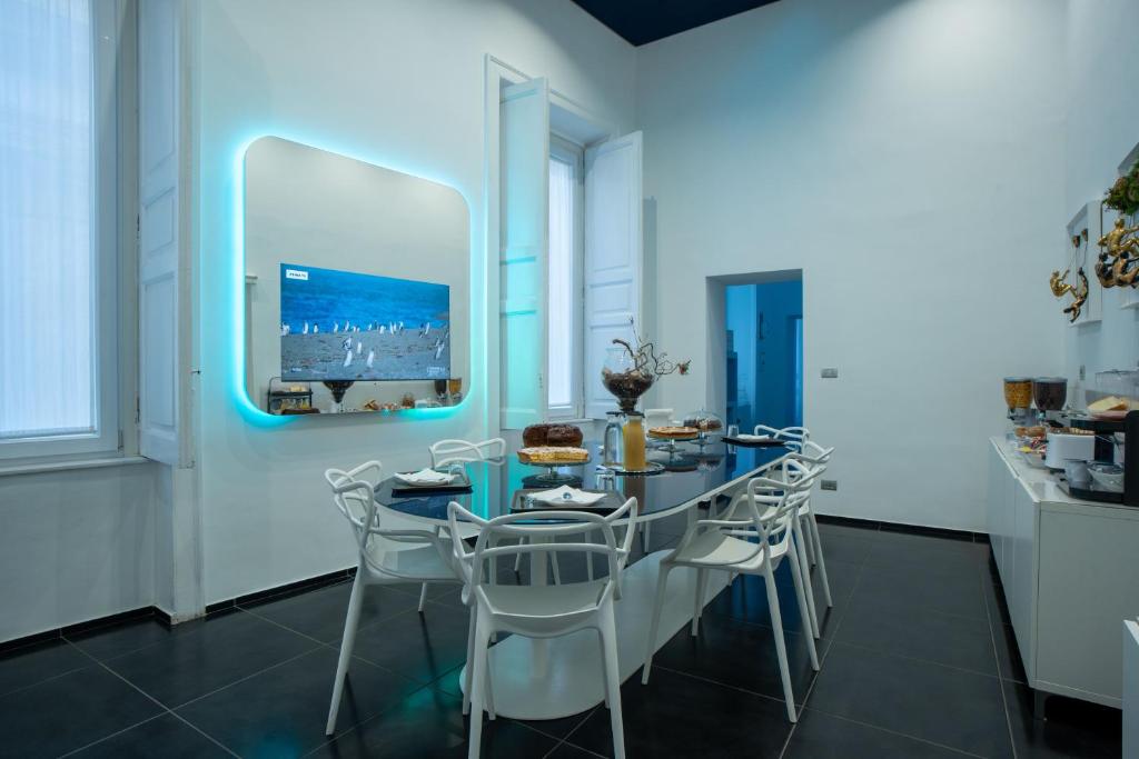 a dining room with a table and chairs at Skyhouse Chiatamone in Naples