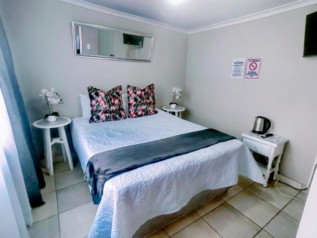 Postel nebo postele na pokoji v ubytování Zhantique Guest House 2- Unit 1