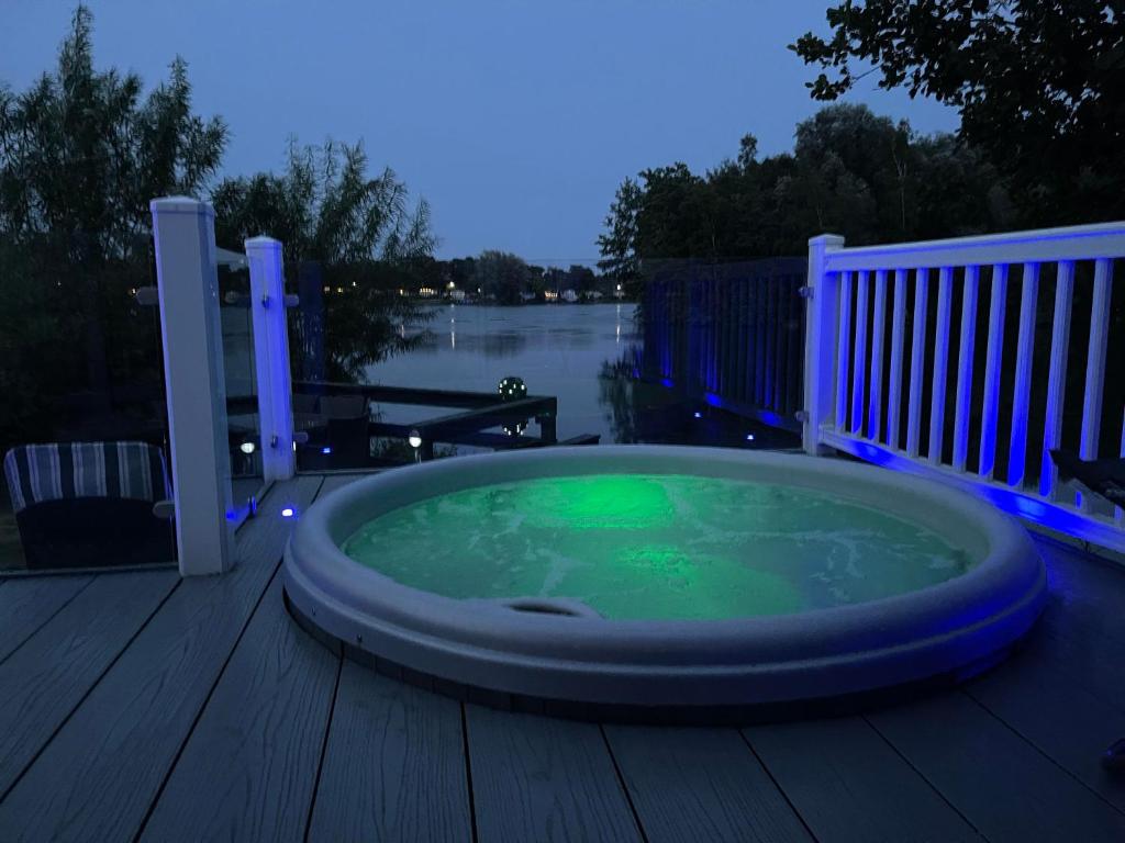 Fotografie z fotogalerie ubytování Lakeside Bliss with Fishing Peg and Hot Tub v destinaci Tattershall