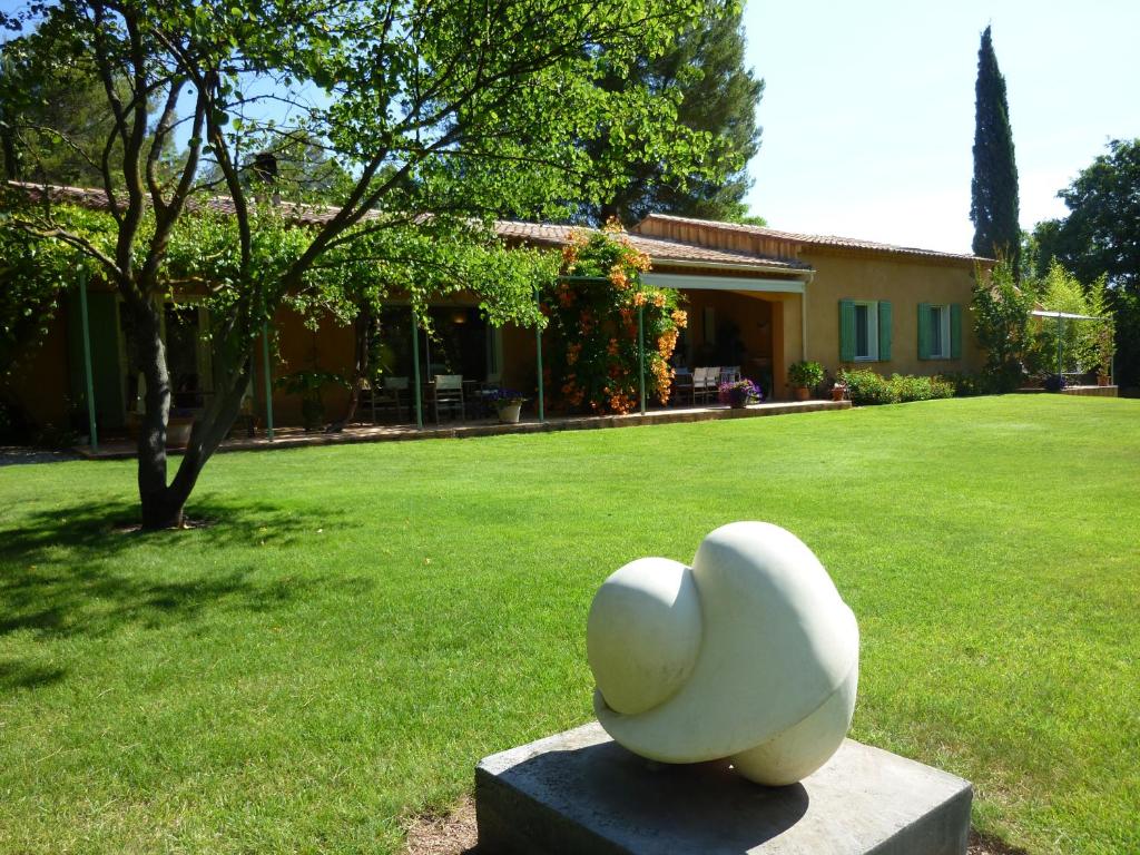 una scultura bianca nel cortile di una casa di La Genestière a Clermont-lʼHérault