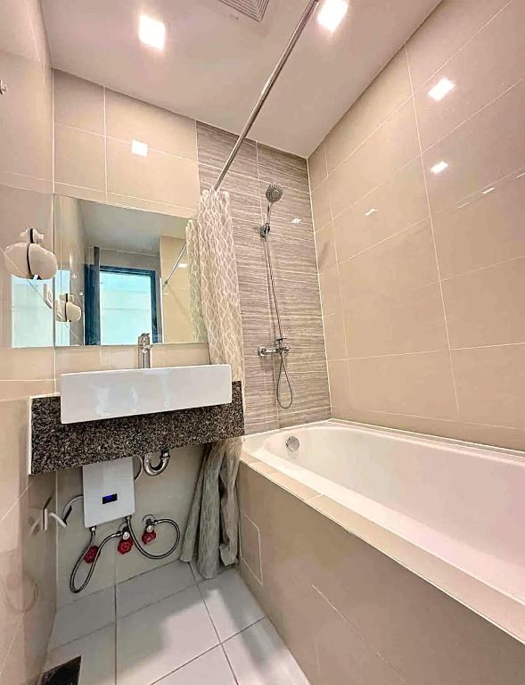 ein Badezimmer mit Waschbecken und Badewanne in der Unterkunft SeaBu Properties in Lapu Lapu City