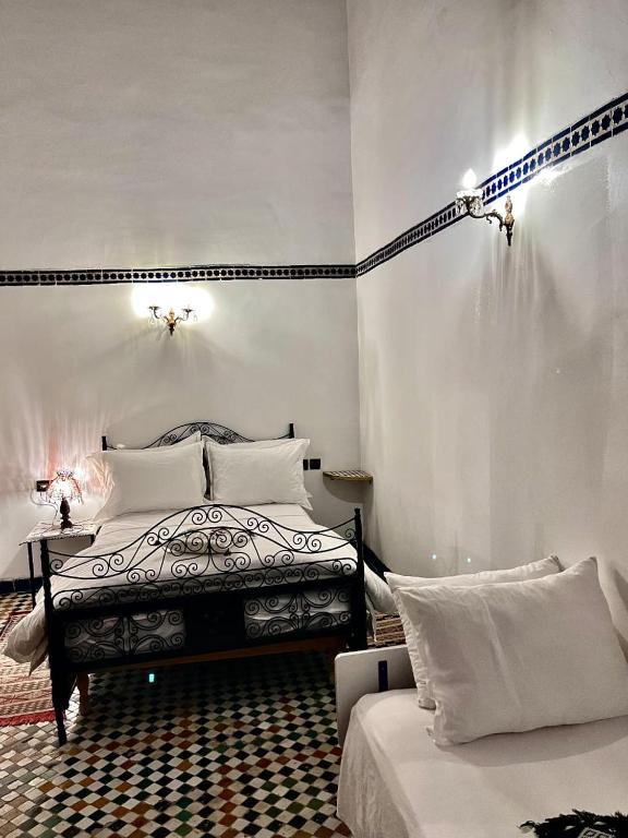 Postel nebo postele na pokoji v ubytování Riad Lalla Zoubida