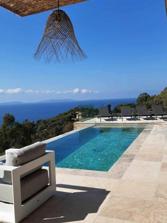 une piscine avec vue sur l'océan dans l'établissement Villa neuve vue mer et îles d'Or, à Rayol-Canadel-sur-Mer