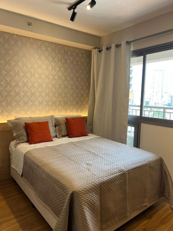 Hotel Lindo Studio Atmosfera 360 Novo Próximo ao Metro e Consulado, a bedroom with a bed with two pillows and a window at Lindo Studio Atmosfera 360 Novo Próximo ao Metro e Consulado in São Paulo