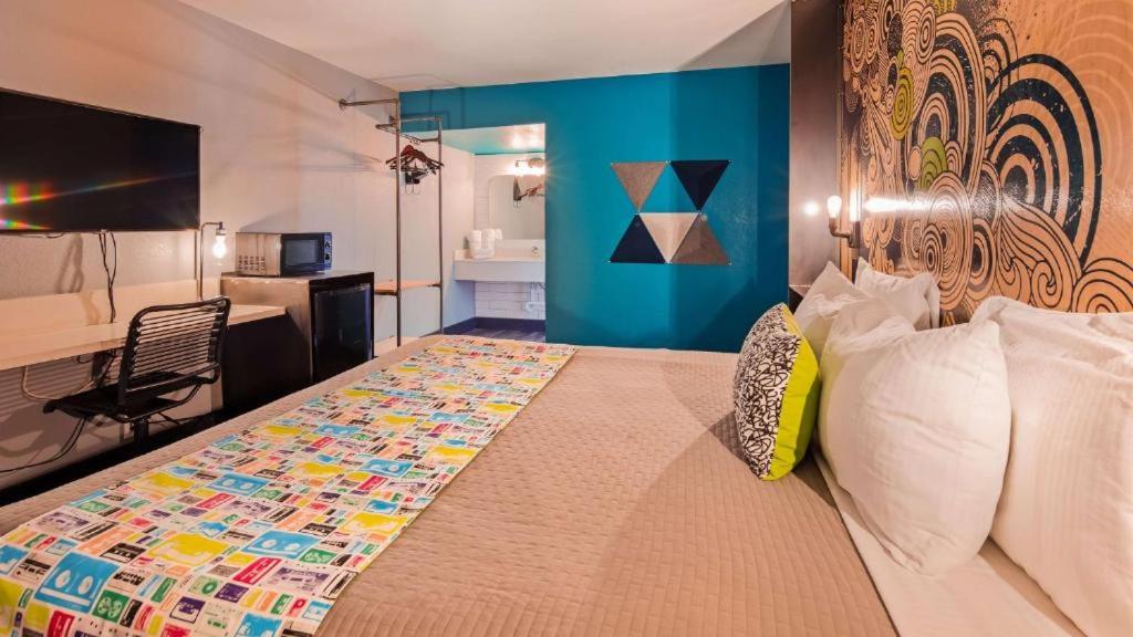 Postel nebo postele na pokoji v ubytování Downtown Phoenix Hotel