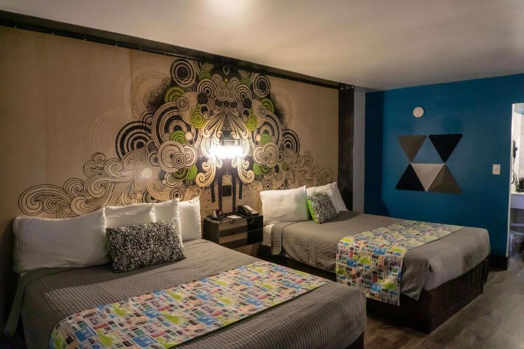 Postel nebo postele na pokoji v ubytování Downtown Phoenix Hotel