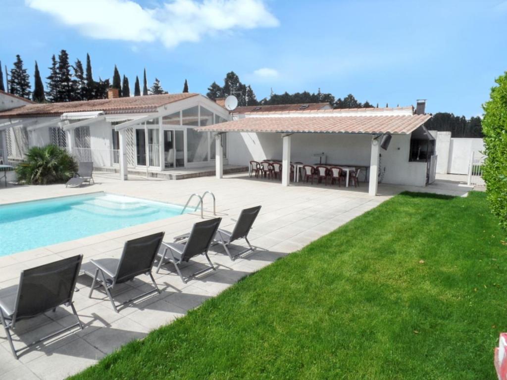 Πισίνα στο ή κοντά στο Villa spacieuse et élégante à Meynes avec piscine privée