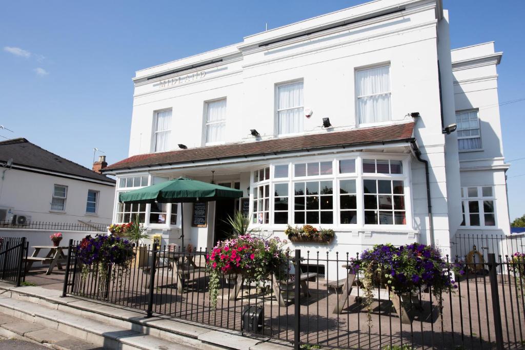 un edificio blanco con una valla delante en The Midland, en Cheltenham