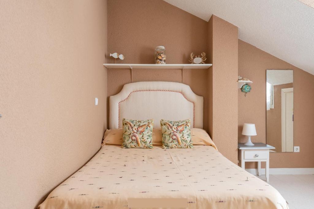 A bed or beds in a room at Casa de Playa en Somo Centro