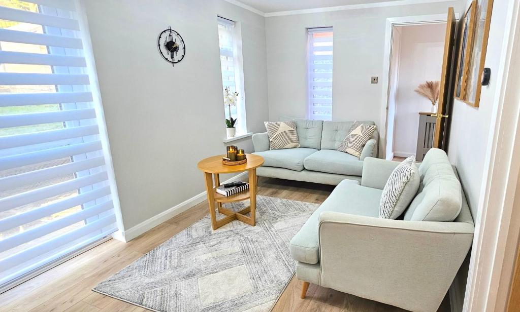 a living room with a couch and a table at Milton Keynes 3BR,Spacious Home, Sleeps 5, Families Stay, Free Parking in Milton Keynes