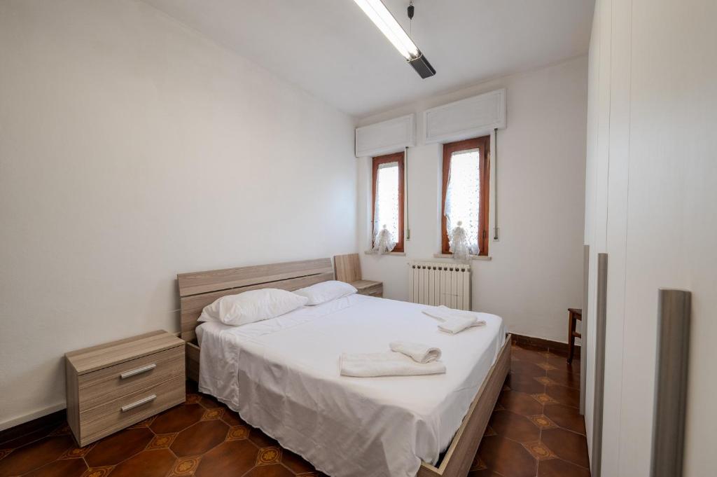 une chambre avec un lit avec deux serviettes dessus dans l'établissement Home Mate, à Ghivizzano