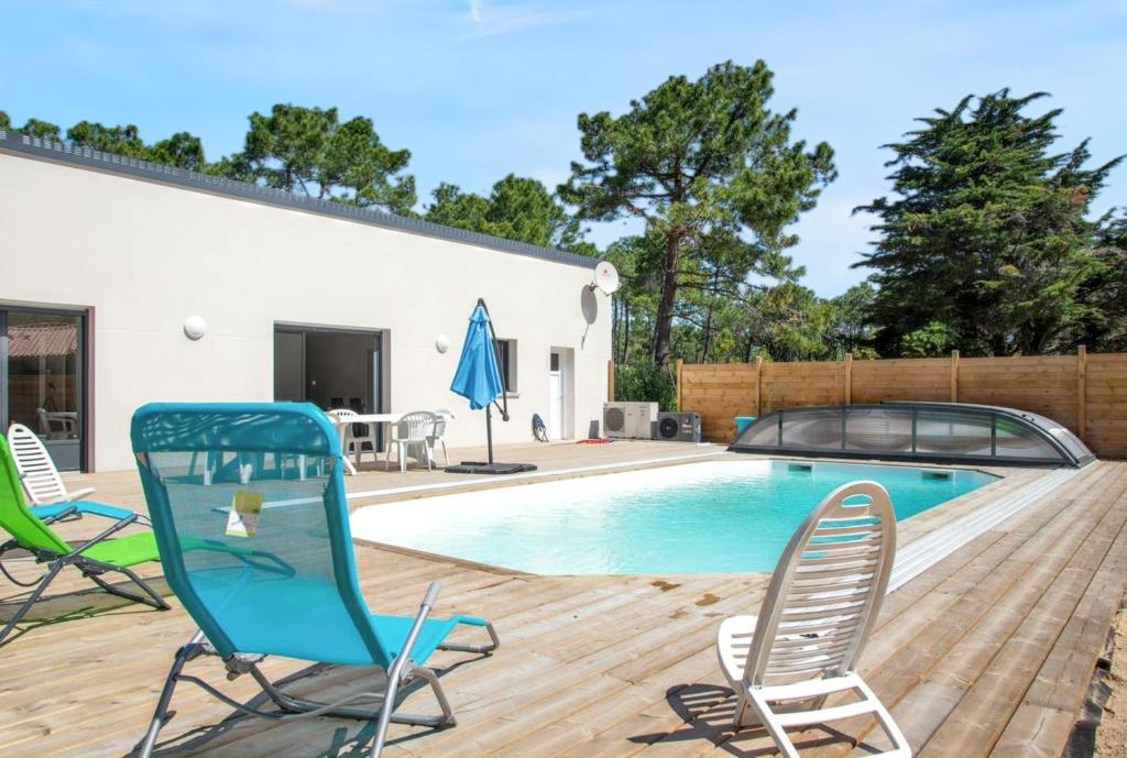 Bazén v ubytování Villa charmante avec piscine privée à Saint-Jean-de-Monts nebo v jeho okolí