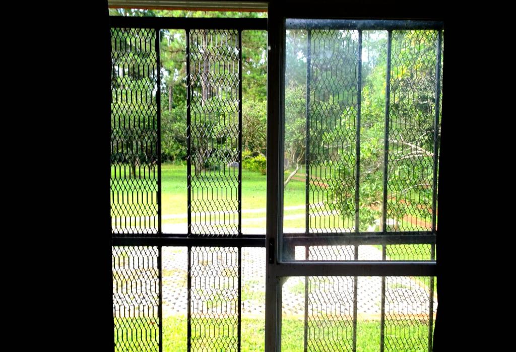an open window with a view of a yard at Casa Quinta Tambo in Garupá