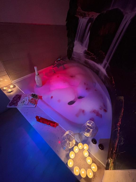 una vasca idromassaggio con luci in camera di La dolce sosta ad Acerra