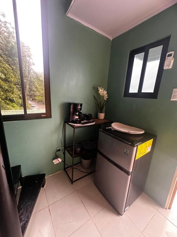 Kuchyň nebo kuchyňský kout v ubytování The Jungle Container