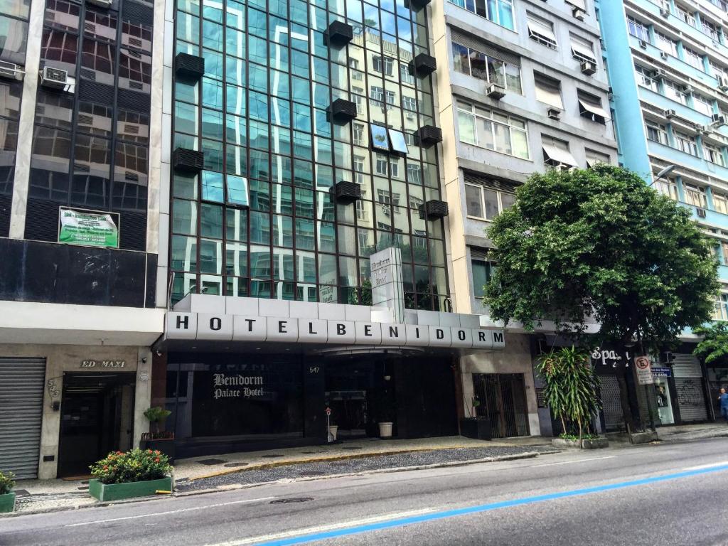 un bâtiment d'hôtel avec un panneau à l'avant dans l'établissement Américas Benidorm Hotel, à Rio de Janeiro