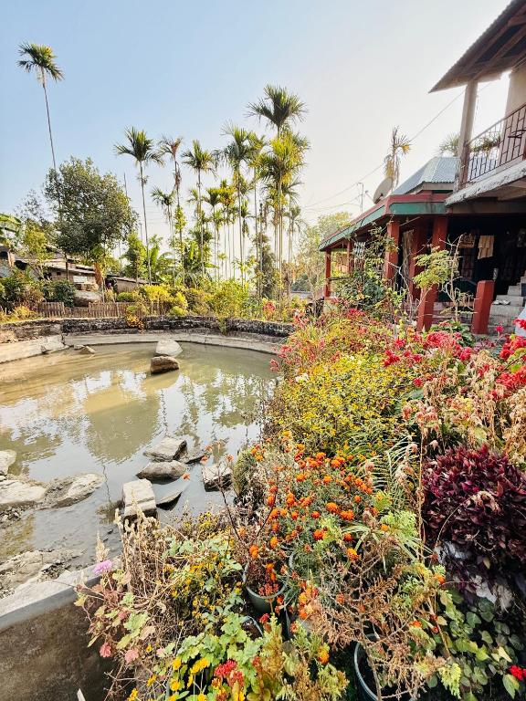 Сад в Cozyo Stays Boutique Home Mawlynnong