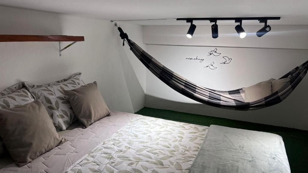 Ένα ή περισσότερα κρεβάτια σε δωμάτιο στο Loft charmoso e confortável - BH